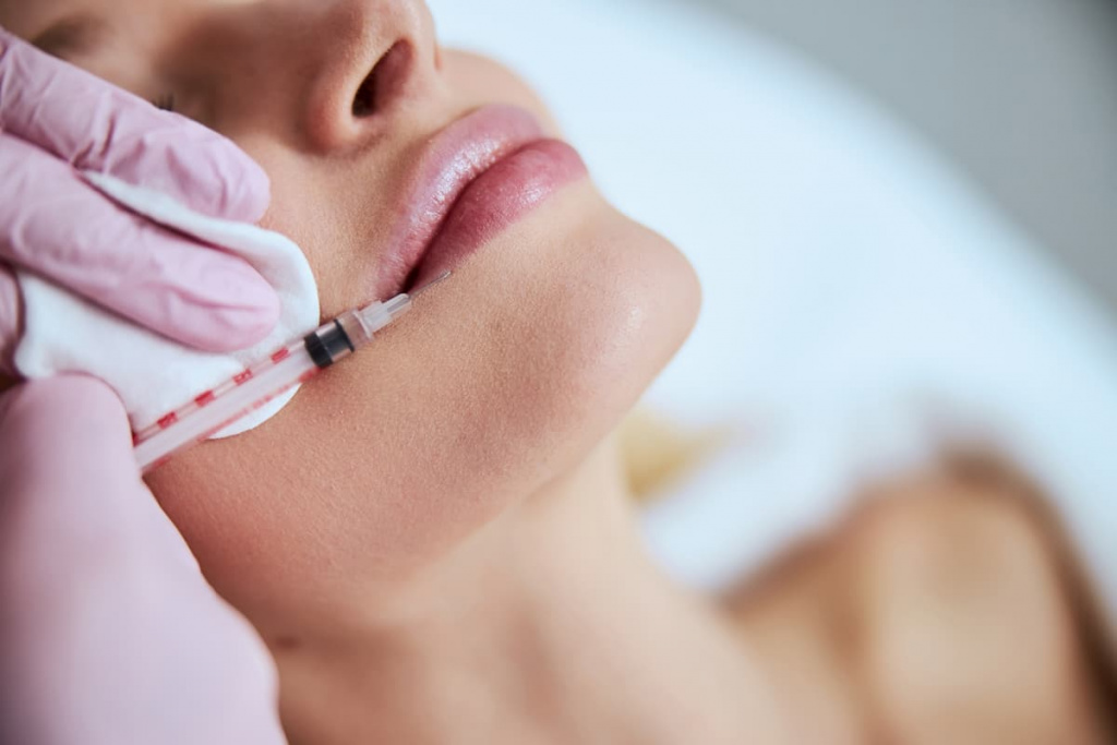 certified-doctor-performing-the-lip-augmentation-p-2021-09-03-09-43-29-utc (1).jpg